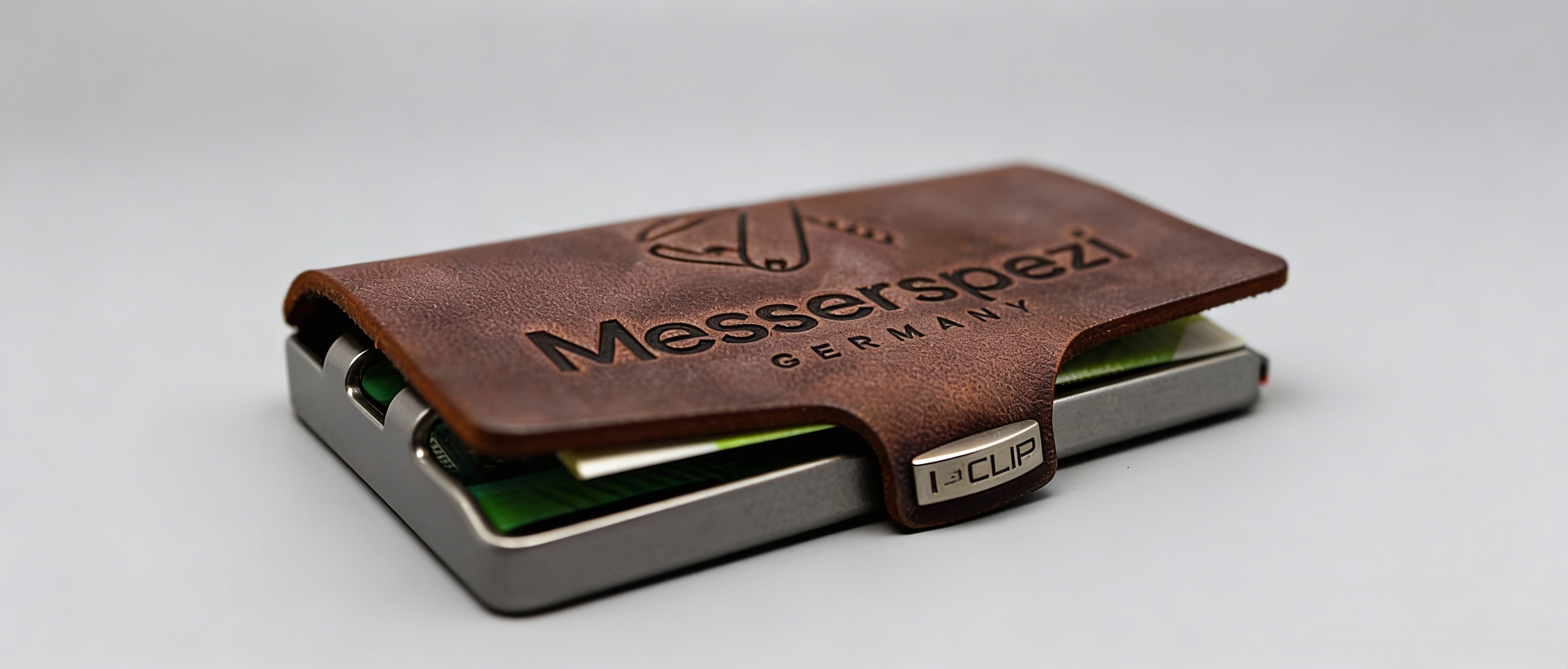 EDC Minimalism: Why the I-CLIP Wallet and your pocket knife are the perfect duo