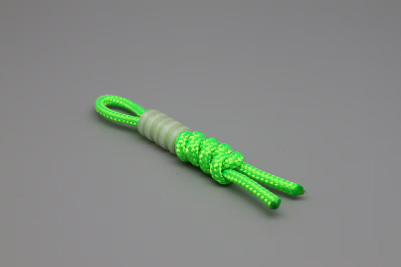 Paracord-Schlüsselband und 3D-gedruckte Leuchtperle im Dunkeln