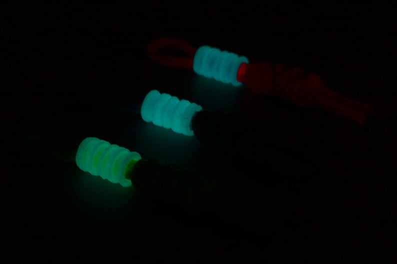 Paracord-Schlüsselband und 3D-gedruckte Leuchtperle im Dunkeln