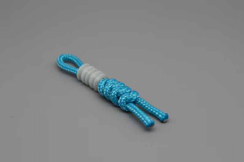 Paracord-Schlüsselband und 3D-gedruckte Leuchtperle im Dunkeln