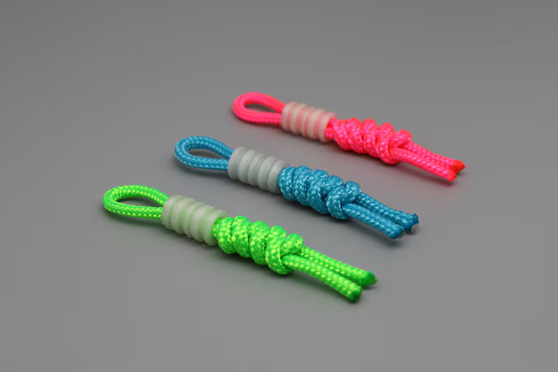 Paracord-Schlüsselband und 3D-gedruckte Leuchtperle im Dunkeln