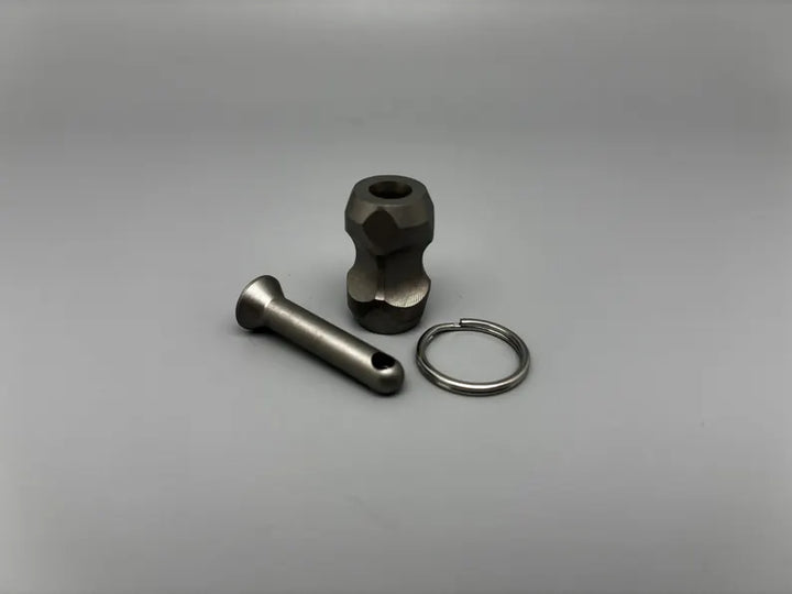 Knochenperle aus massivem Titan – Für Paracord, Messer & Schlüsselanhänger / MADE IN GERMANY